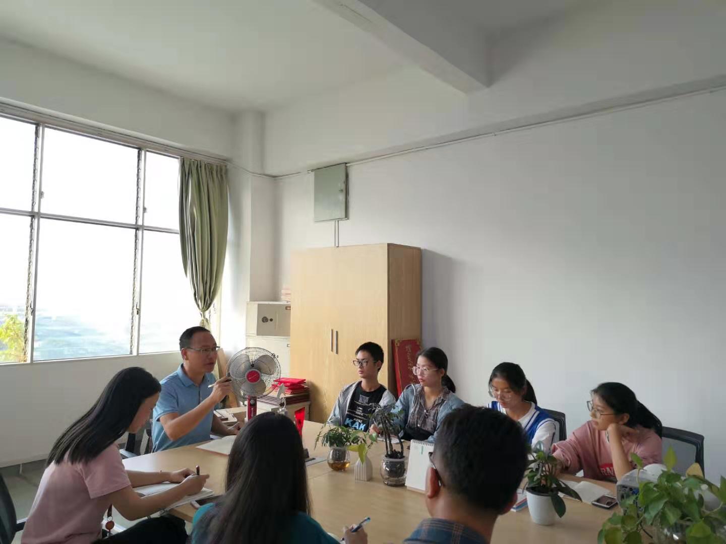 座谈会2.jpg 座谈会2.jpg